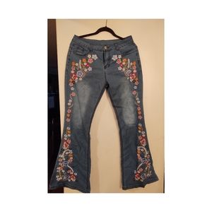 Flared Jeans with embroidered flowers